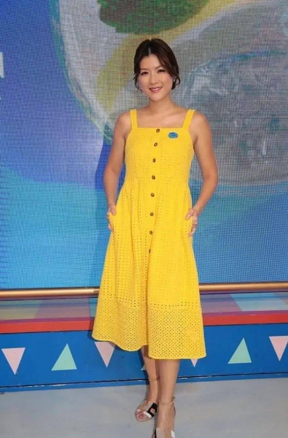 身材|陈茵媺越来越大胆了，穿混色的包臀裙，尽显傲人的身材曲线