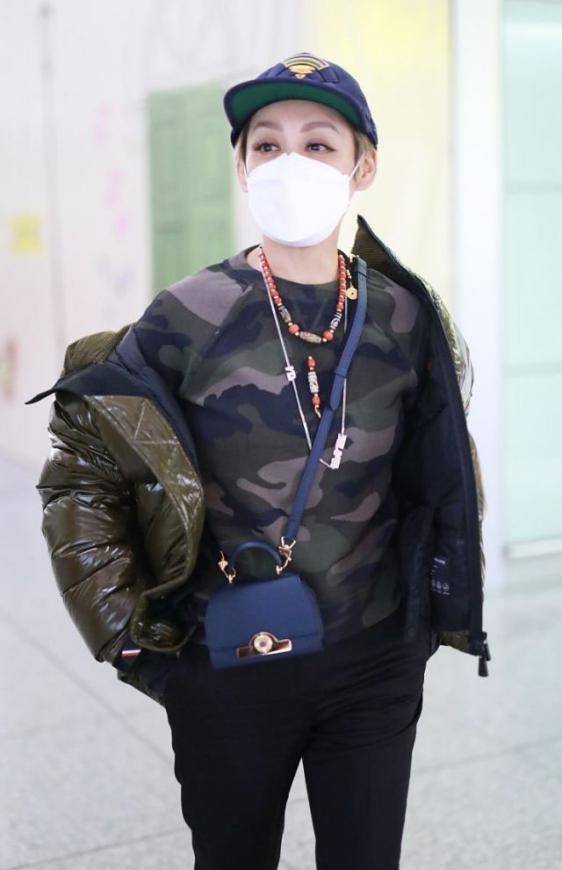 宁静|宁静越来越“不羁”，羽绒服半穿半披，48岁的年龄18岁的气质