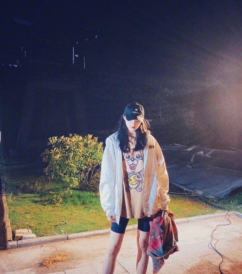 锁骨|关晓彤也迷上淡黄的长裙!修长小腿+美丽锁骨,好一幅夏日美景!