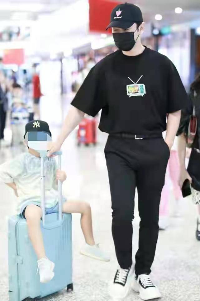 黑色|黄晓明机场溜娃，瘦不少变奶爸小生真清爽，4岁儿子眉眼随妈秀气！