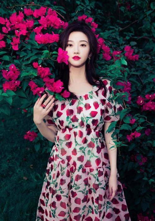 样式|景甜不穿旗袍也惊艳，穿碎花裙打扮复古明艳，不愧是人间富贵花