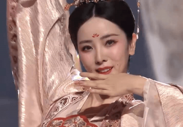 李思思|李思思不愧是央视一姐!穿唐风汉服大秀一字马,气质完全不输董卿