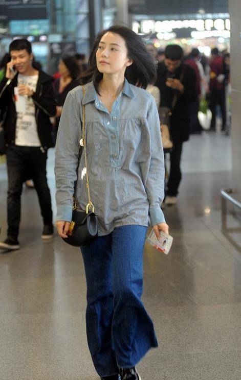 下装|高圆圆的美无需过多修饰,穿朴素衬衫配阔腿裤,人群中美得好醒目