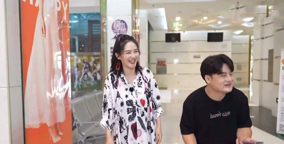 后首|谢娜二胎后首复工，穿衬衫裙没腰线显“妈妈腿”，扎脏辫难掩孕味