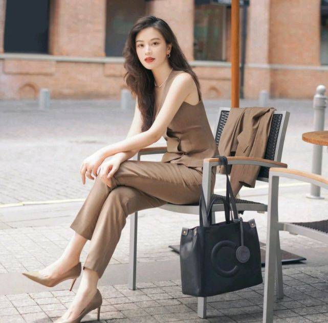 服装|西装穿搭虽然很简约，但风格要自己掌控，穿出更多可能