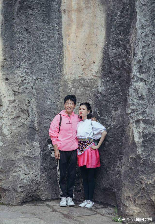 黑色|程莉莎穿过膝短裙内搭健身裤，还是放不开自己，穿衣太保守了
