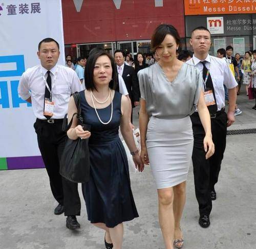 贵妇|胡静穿一身古典贵妇装，低调奢华派头十足，真是越老越有味道