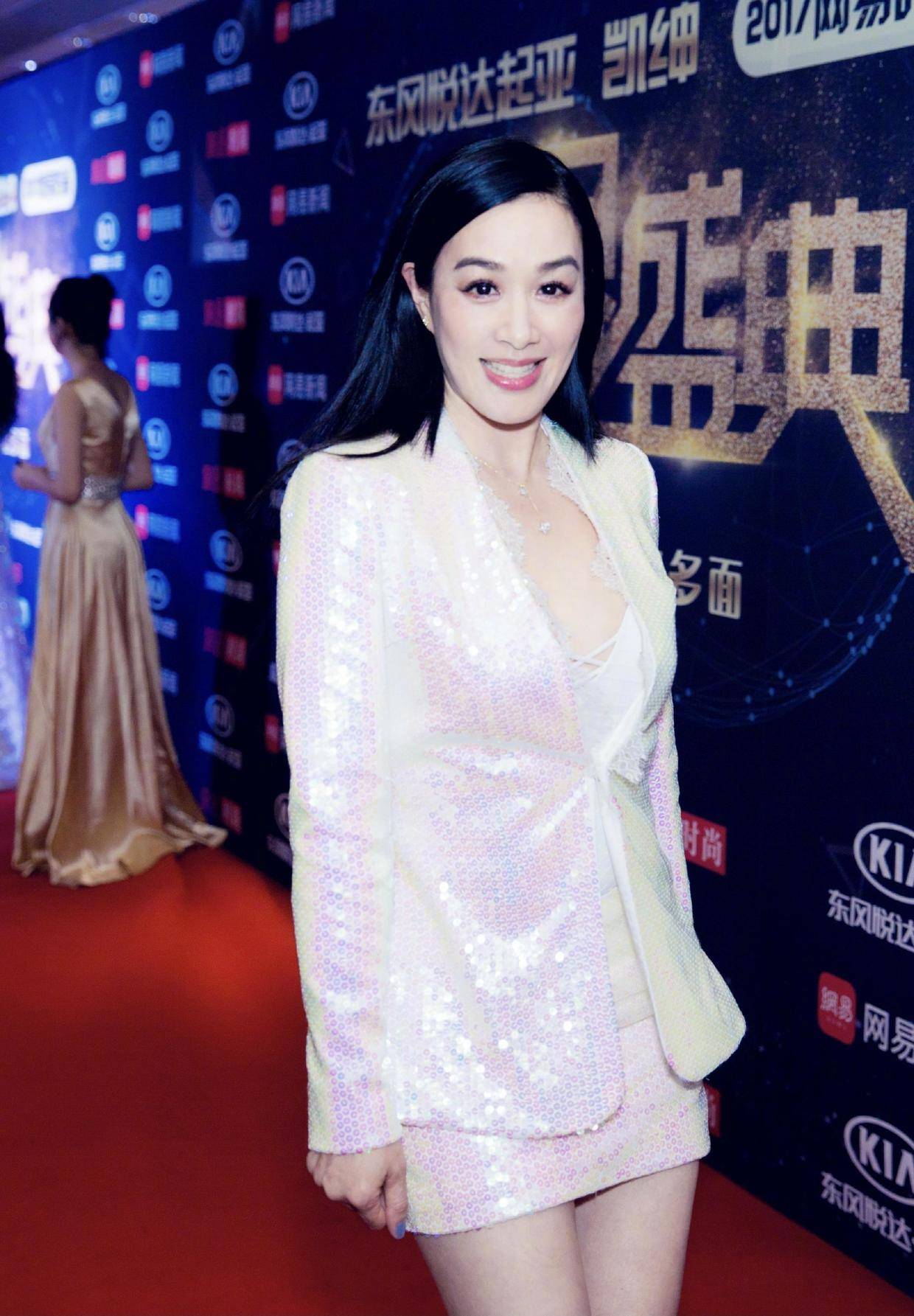 活动|钟丽缇和张伦硕亮相活动，穿一袭灰色抹胸礼服裙，展现优雅气质范
