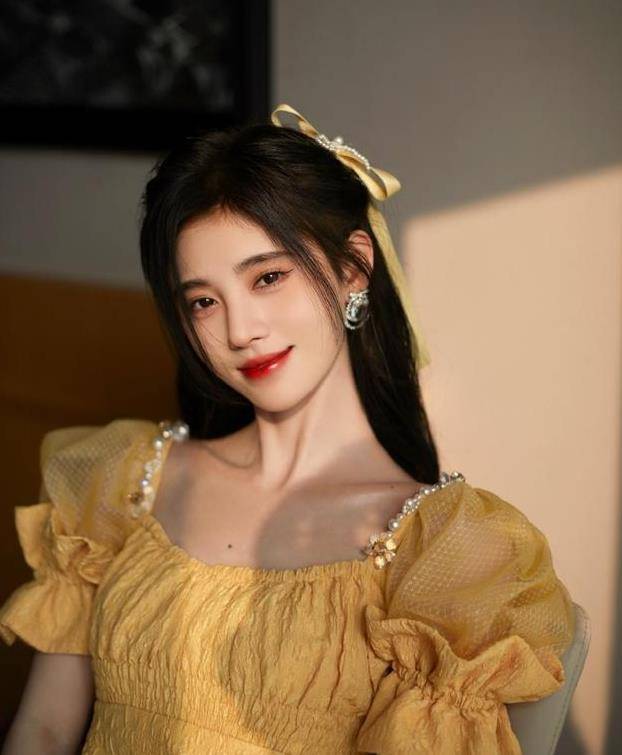 鞠婧祎|鞠婧祎穿方领裙也太美了，腿长显得有1.2米，身材比超模还要好
