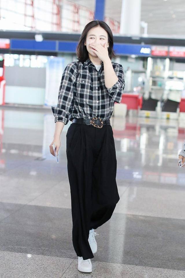 服装|真服了马思纯的衣品，“撕破”的裙子也能穿，一般人可驾驭不了