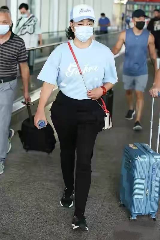 感觉|刘晓庆终于肯服老，不再掩饰脸上皱纹，72岁样子很真实但不自然！