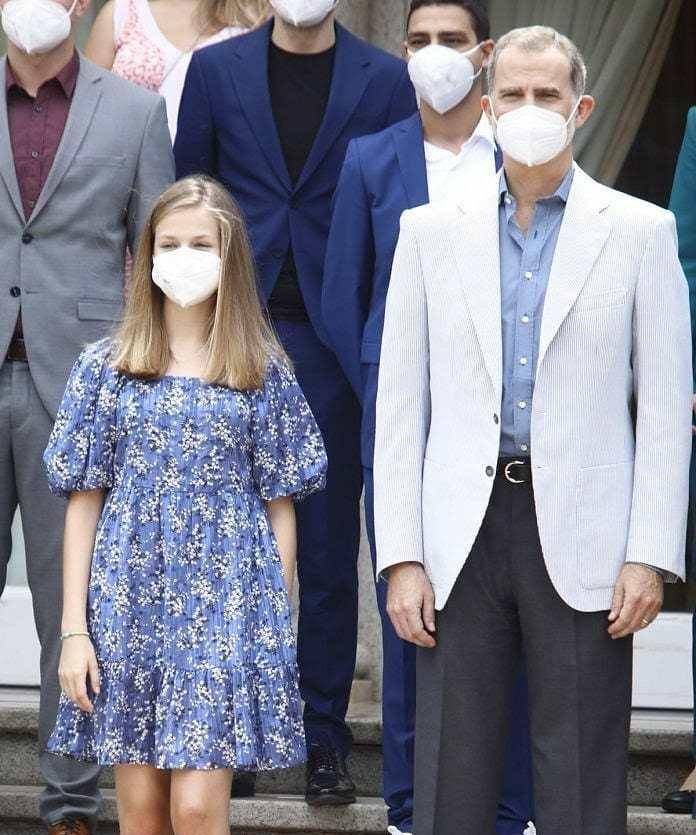 全家|西班牙全家齐亮相，索妹清新蓝裙走少女风，身高优势“秒杀”莱后