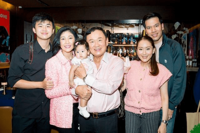 饱和度|英拉一家10口为侄女庆生，哥哥祖孙三代齐亮相，一家人穿成暴发户