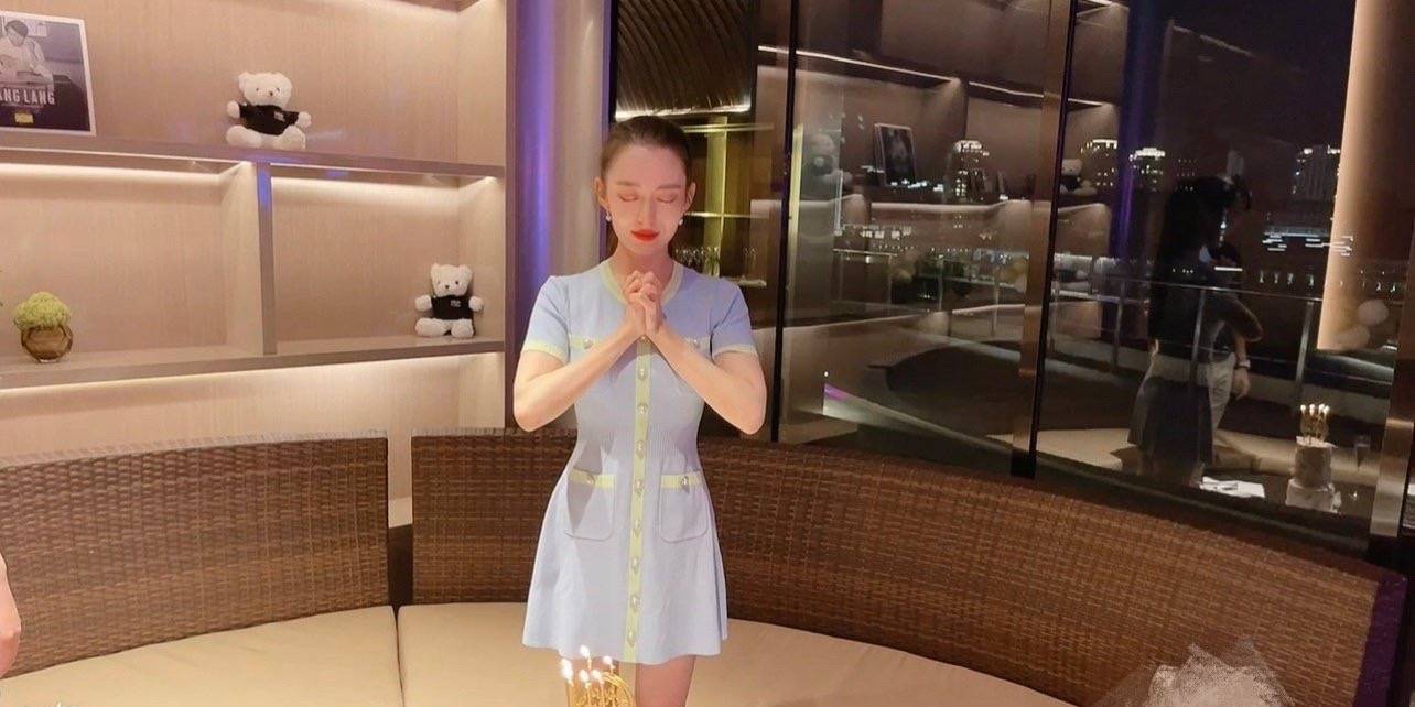 设计|吉娜产后恢复得真好，穿小香风针织裙秀小蛮腰，和郎朗比心好甜腻