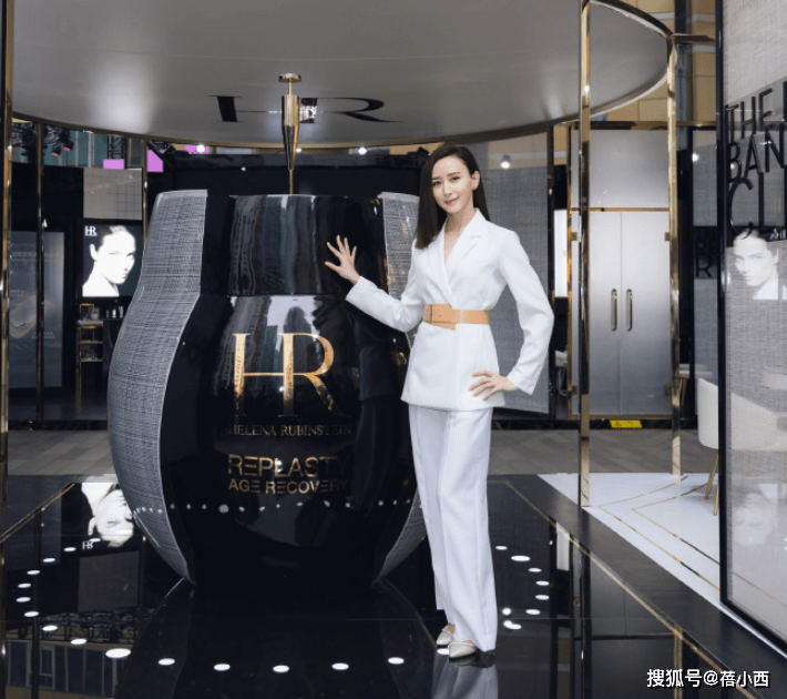 套装|有钱人穿衣更简约,阔太胡静|“真空”穿西装高配阔腿裤,真高级