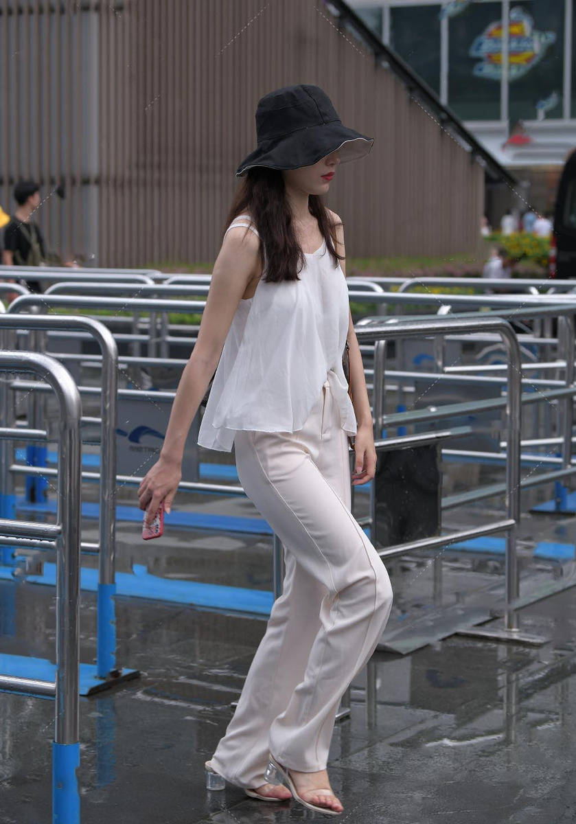 感觉|又飒又美的休闲装，再搭配一顶渔夫帽，这样穿搭的女生真的很时尚