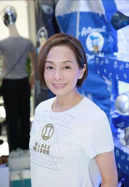 氛围|张国荣前女友最新近照,61岁状态超好,淡妆出镜秒杀旁边暴露女?