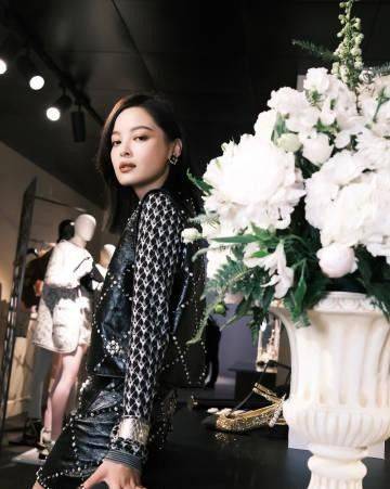 一身|辛芷蕾虽然不是传统的美女，但气场可真强，穿一身黑太帅气了