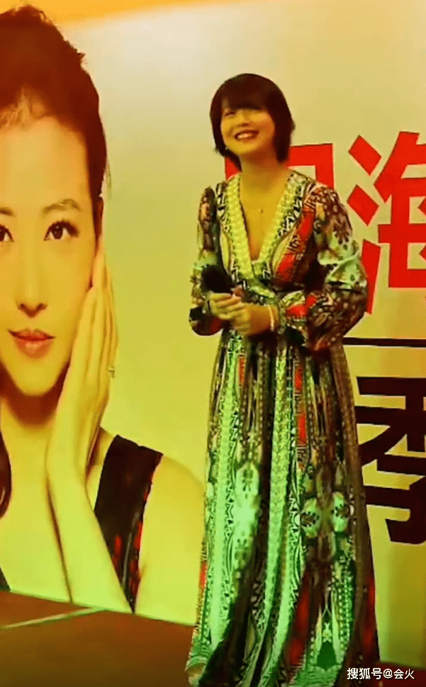 好身材|54岁周海媚商演被偷拍，穿深V长裙秀好身材，脖颈修长看不见颈纹