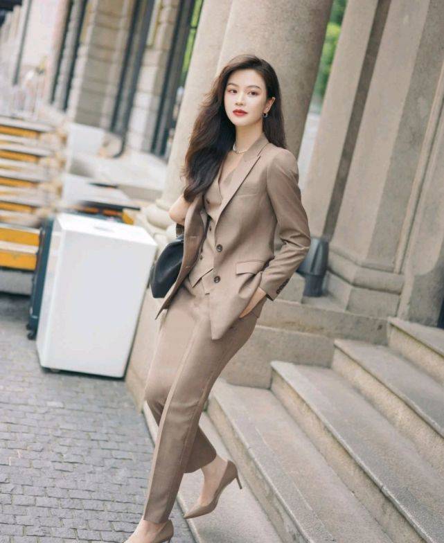 服装|西装穿搭虽然很简约，但风格要自己掌控，穿出更多可能