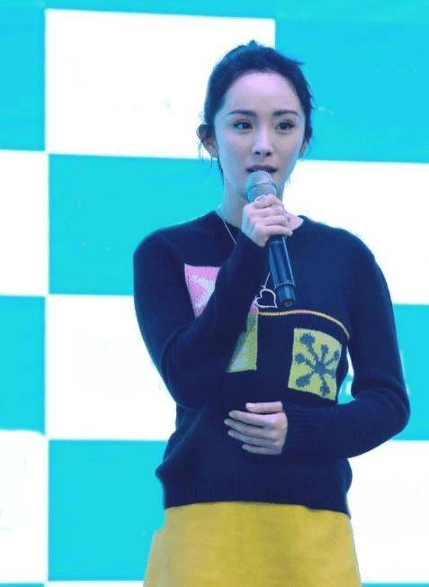 黑色|杨幂带火了反季节穿衣，夏天穿毛衣配短裙，“上厚下薄”太时髦