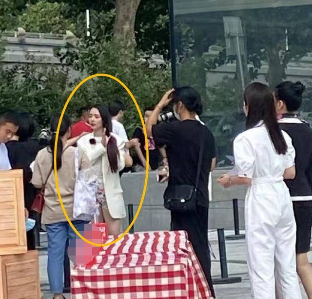 关键|小向太复出后好乖巧!双手交叉不像豪门阔太,却被向佐宠成真名媛