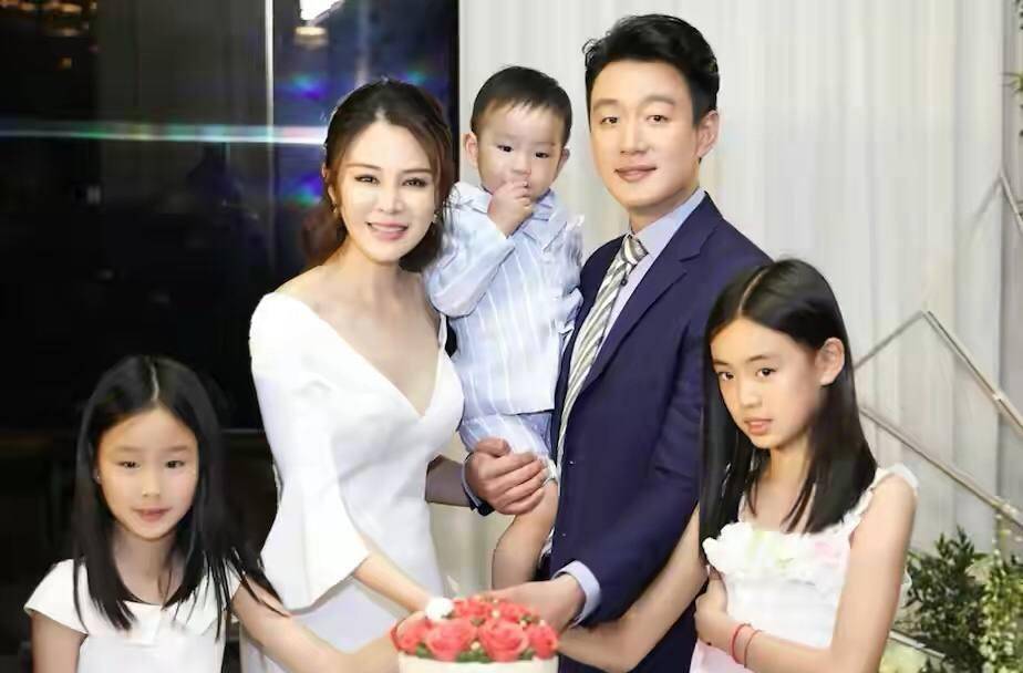 佟大为|佟大为老婆带女儿走机场,老大身高超妈妈,老二和爸爸共用一双眼