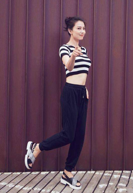 真抢镜|高圆圆也有放飞的时候,条纹衫+超短裤再扮单车女神,长腿真抢镜