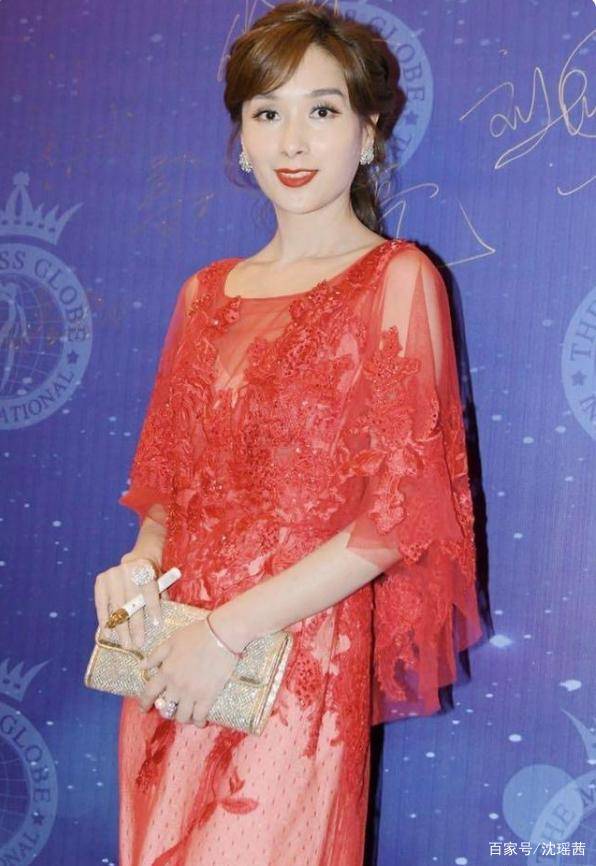 设计|46岁杨恭如穿红色薄纱裙亮相，单身也过得很潇洒，这气质状态超好