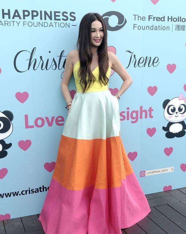 上半身|温碧霞自信过头了，54岁还敢穿低领吊带裙，身材干瘪却很有女人味