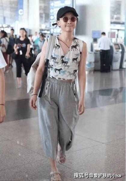 下装|周迅这高级感真让人服气，穿花T恤配个黑裙，46岁依然灵动优雅