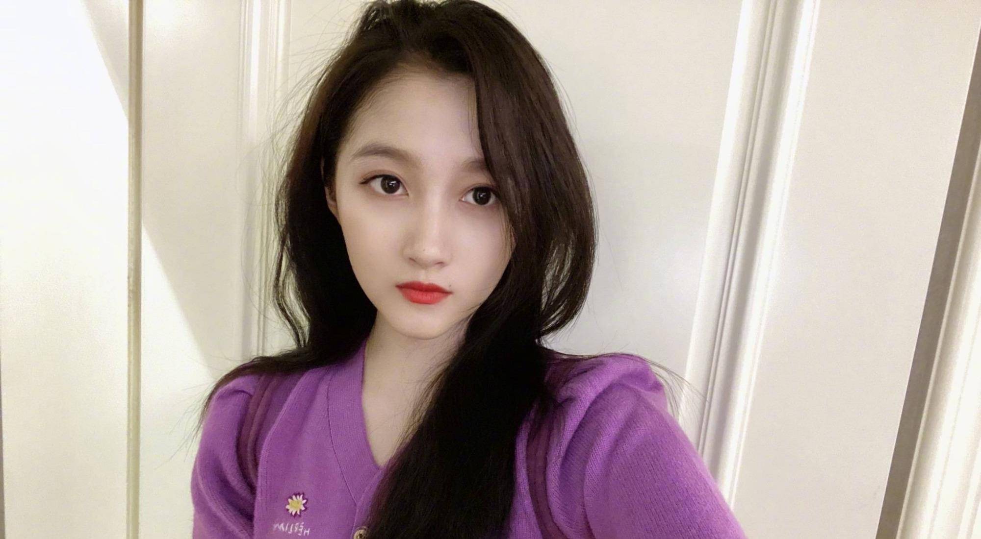 锁骨|关晓彤也迷上淡黄的长裙!修长小腿+美丽锁骨,好一幅夏日美景!