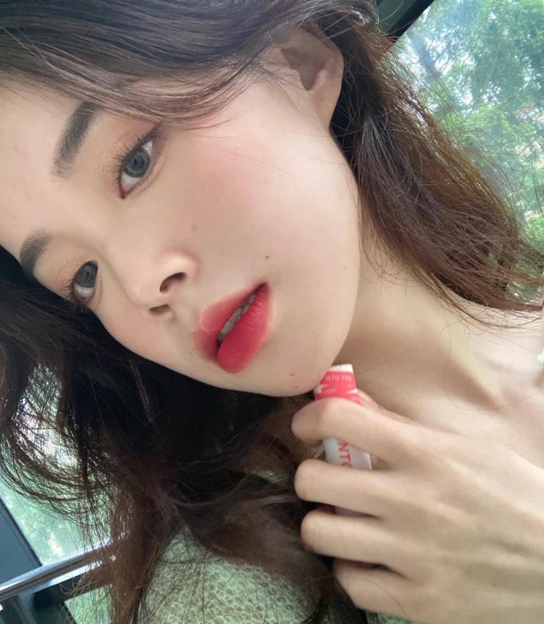 饱和度|“嫩妹色”能有多显白？看完这几支试色，我又沦陷了