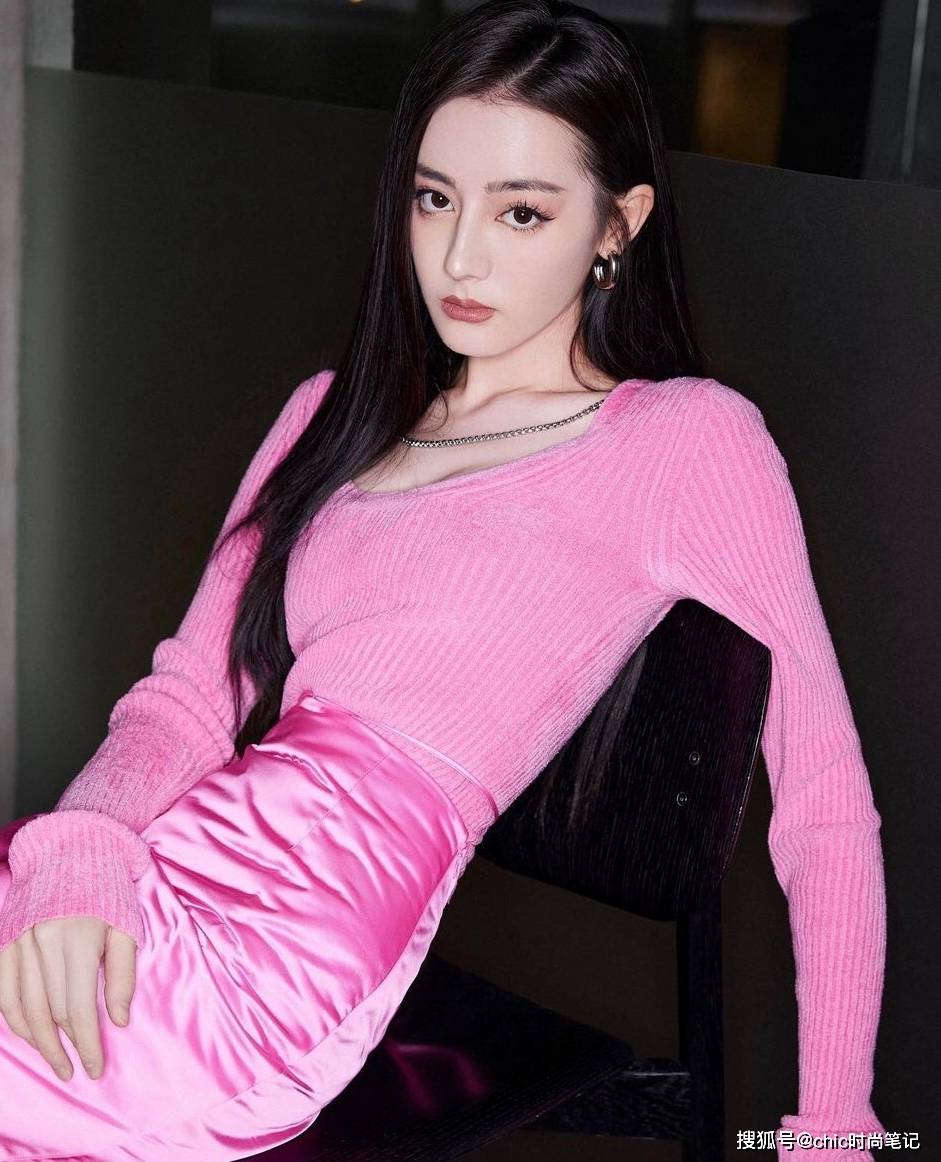 英气|连赵丽颖的机场穿搭都越来越女团，只是因为一件针织衫