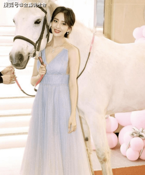 设计|佟丽娅穿纱裙与白马合影，深v设计秀身材，背后设计尽显小心机