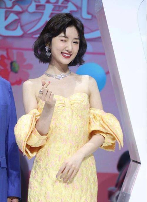 设计|毛晓彤这造型美出圈了，穿一身抹胸短裙亮相，仿佛是“出逃公主”