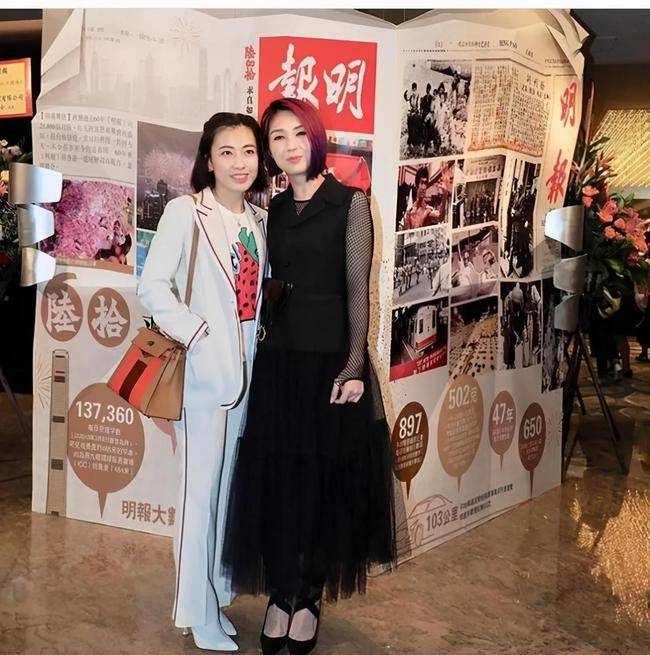 黑色|甘比品味真阴晴不定，印花紫裙显贵气，老爹凉鞋配丝袜也太别致了