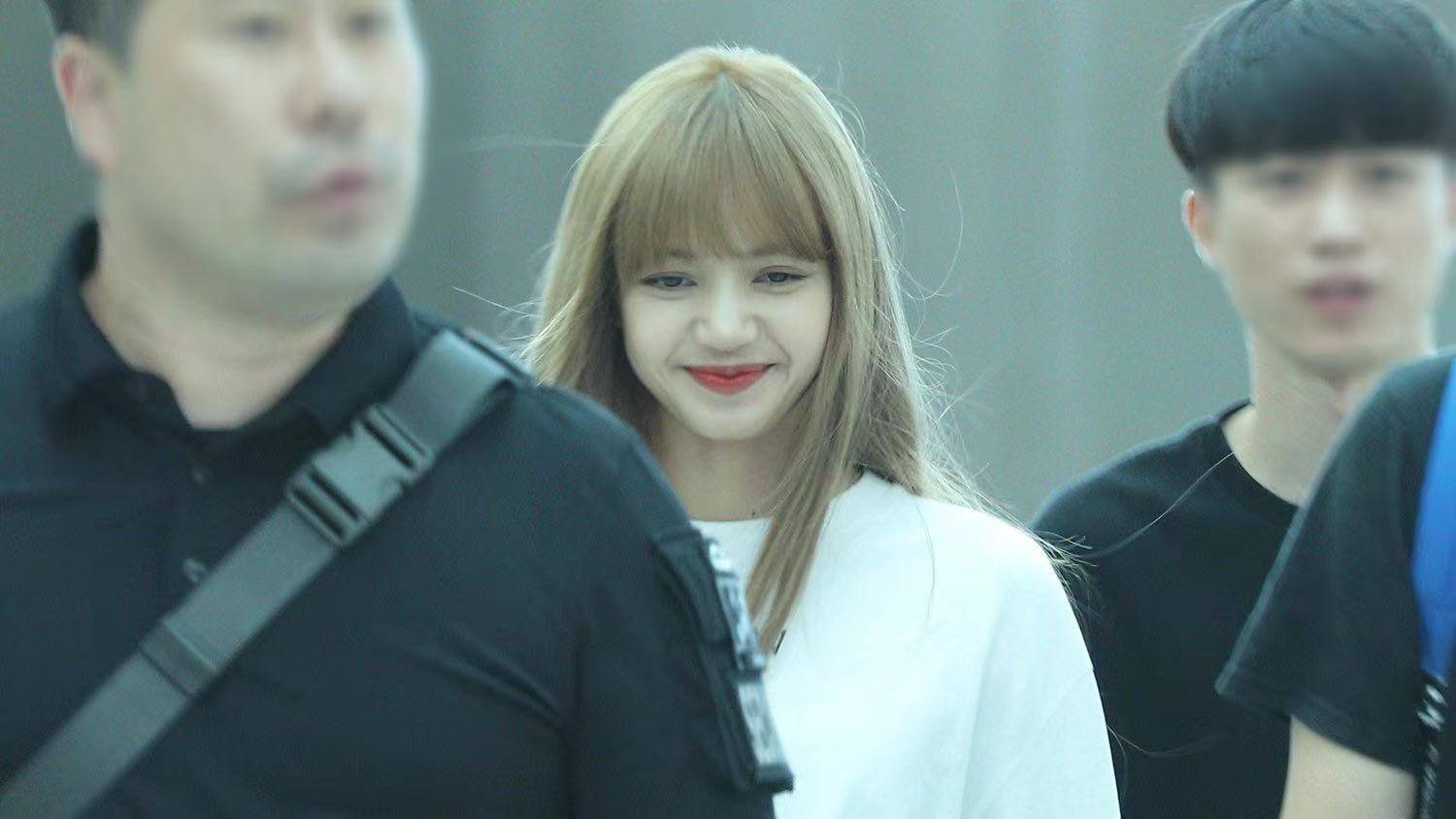 原创lisa将solo出道概念海报亮相金发红衣魅力十足充满神秘感