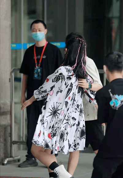 卫衣|快乐家族合体！谢娜扎脏辫高调复工心情大好，赵丽颖甘当绿叶超暖