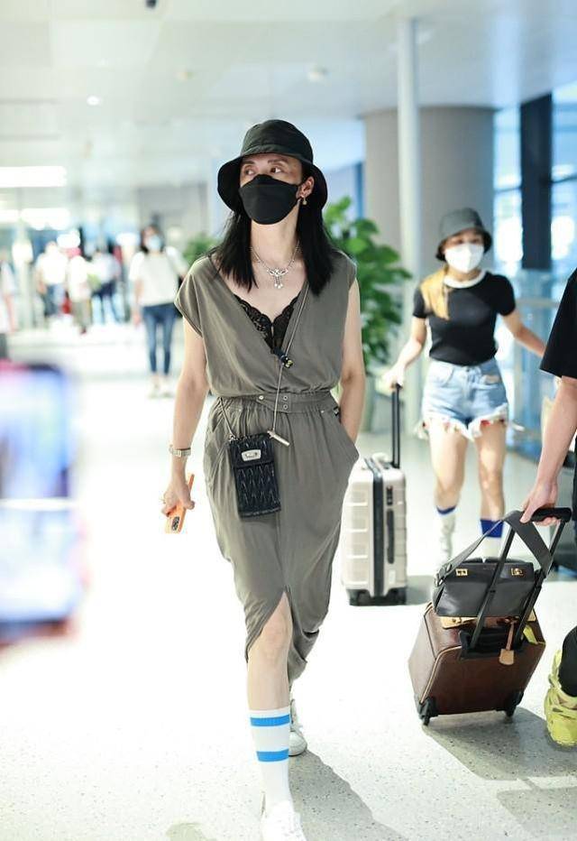黑色|姚晨的穿搭挺有品位的，上衣裙摆都“开叉”，一般人不敢尝试