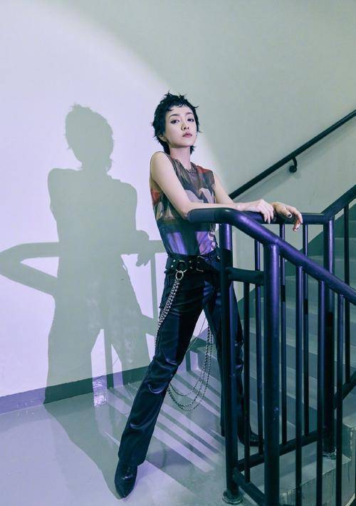 廓形|郭采洁真敢穿，长款衬衫配“蛇皮裤”，158身高穿出168气场