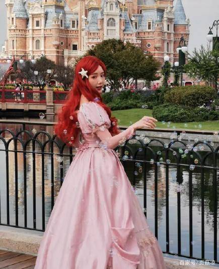 父亲|32岁毛晓彤美成公主回家，扮红皇后却造型扑街，命途多舛终爆红