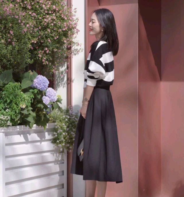 女生|秋季穿搭可以选择休闲款,简单基础的服装款式,也能诠释女性的美
