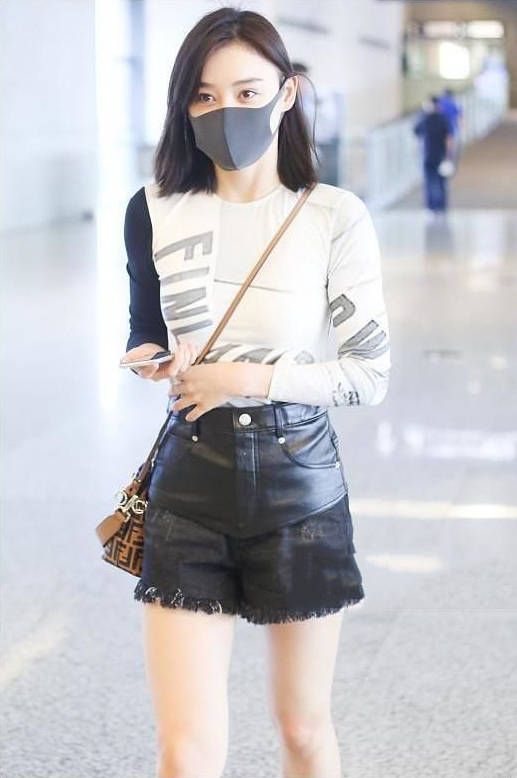 前卫|袁姗姗为了凹造型，牛仔裤剪开缝在裙子上，素颜跟没睡醒一样