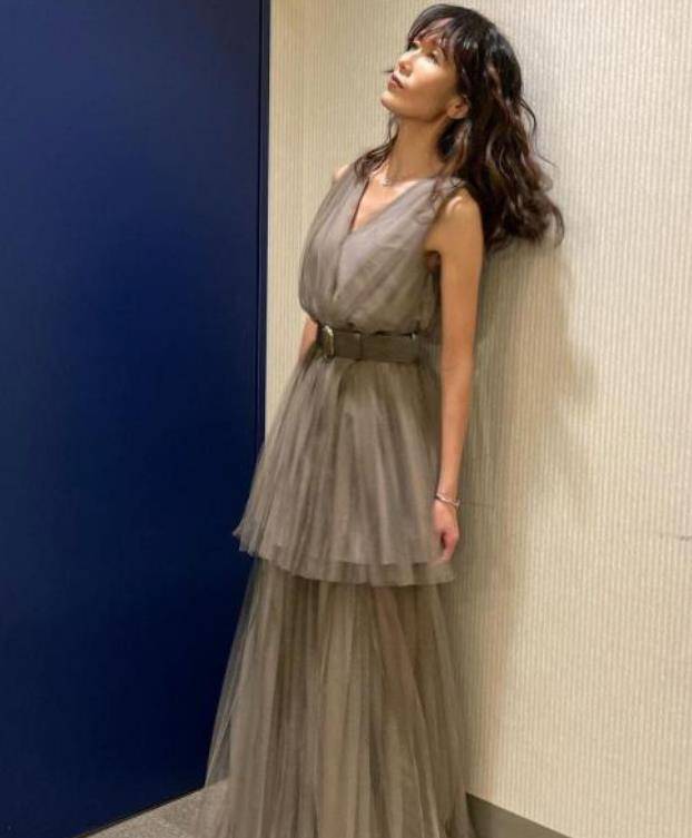 真丝|工藤静香真的51岁啦？穿灰色网纱裙配卷发梦幻优雅，美得不像话