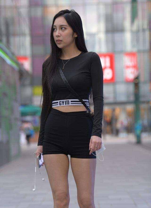 黑色|黑色紧身长袖搭配黑色超短裤,清爽时尚的感觉,显高又显瘦