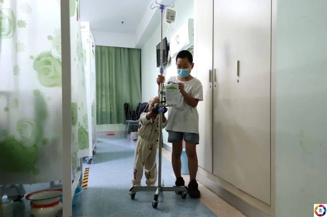 母亲|病房里，10岁哥哥暑假帮妈妈照顾患病的妹妹，看了让人心疼