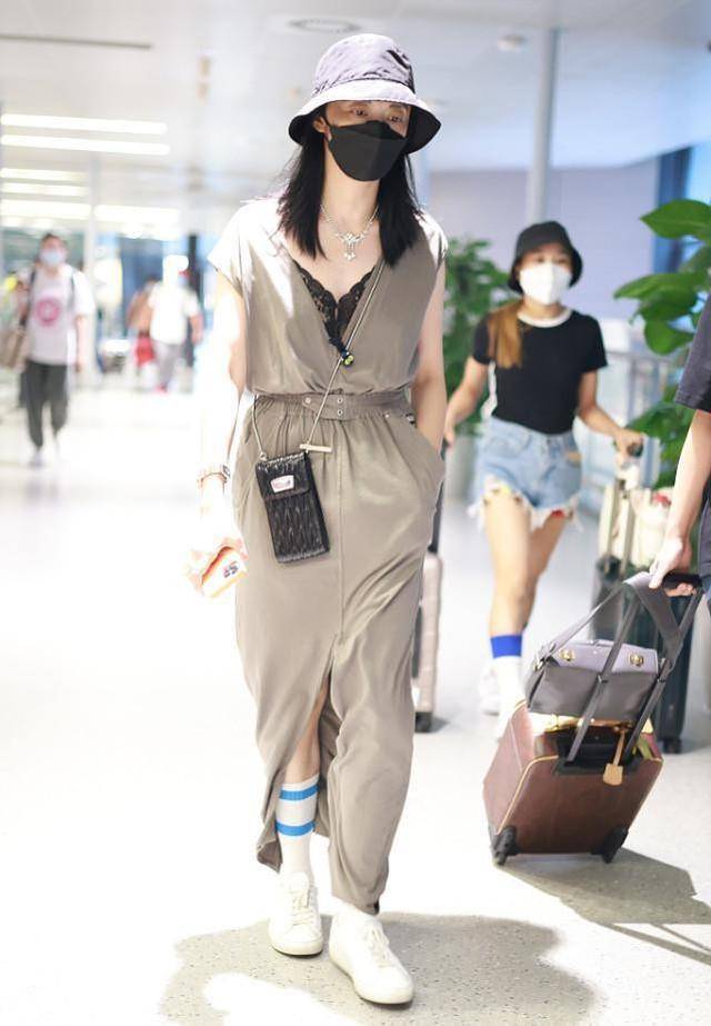 黑色|姚晨的穿搭挺有品位的，上衣裙摆都“开叉”，一般人不敢尝试