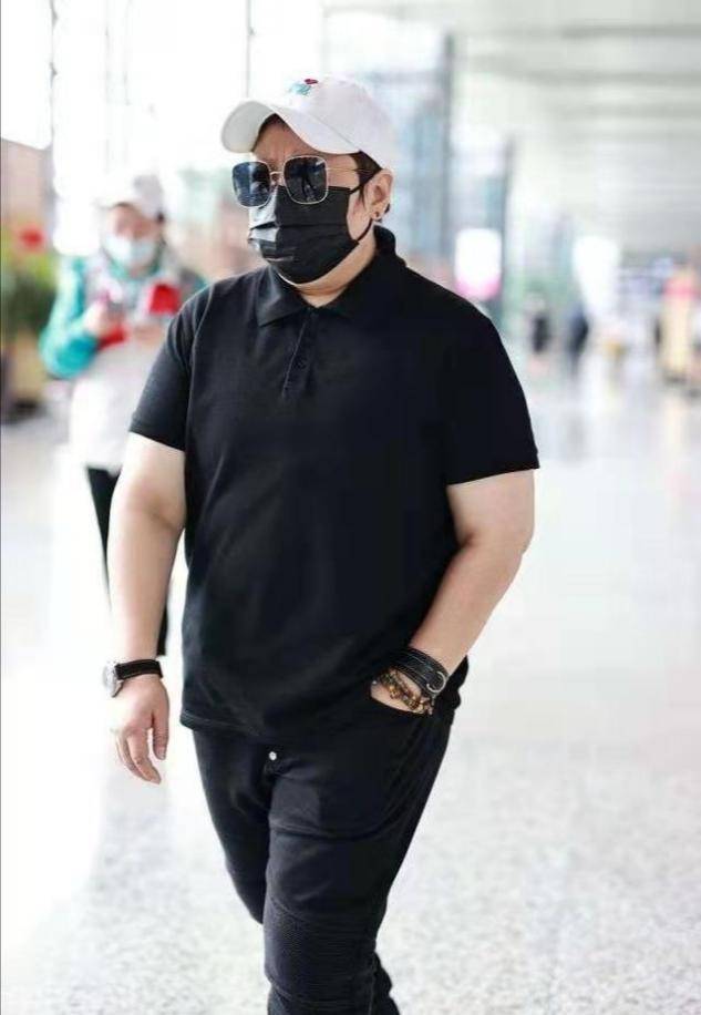 全黑|韩红机场近照瘦不少，穿紧身裤小腿纤细，全黑造型似保镖好严肃？