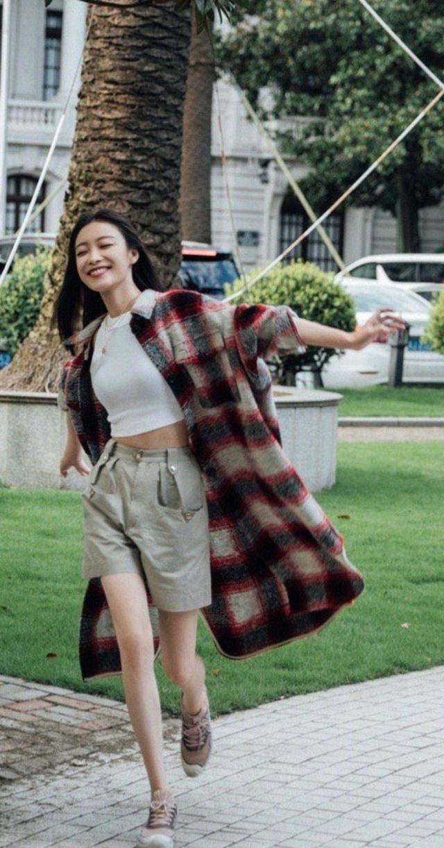 女生|倪妮在气质这块没输过，长款格纹外套配露脐装时髦精致，利落大气